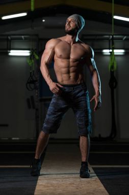 Erkek Vücut Oluşturucu vücudunu gösteren