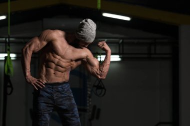 Açık karın kaslarını gösterilen kas vücut geliştirmeci