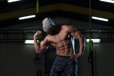 Spor salonunda güçlü duran