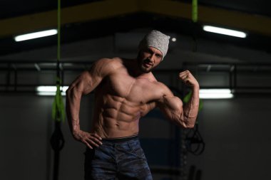 spor salonunda duran ciddi vücut geliştirmeci