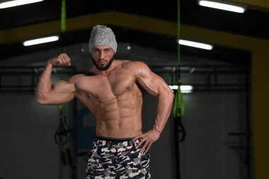 Erkek Vücut Oluşturucu vücudunu gösteren