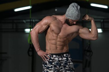 Adam iyi eğitimli cesedini gösterilen spor salonunda