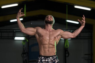 Erkek Vücut Oluşturucu vücudunu gösteren