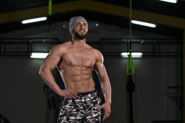 Yakışıklı adam kasların esneme