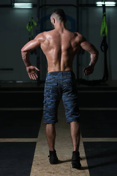 Bodybuilder buigen spieren — Stockfoto