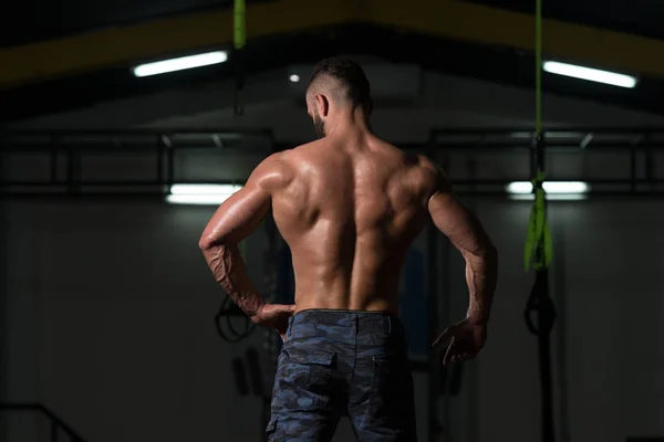 Grave culturista in piedi nella palestra — Foto Stock