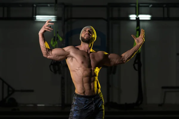 Gespierde Bodybuilder tonen zijn voorzijde dubbele Biceps — Stockfoto