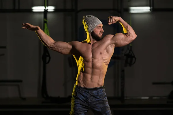 Hombre sano con paquete de seis —  Fotos de Stock