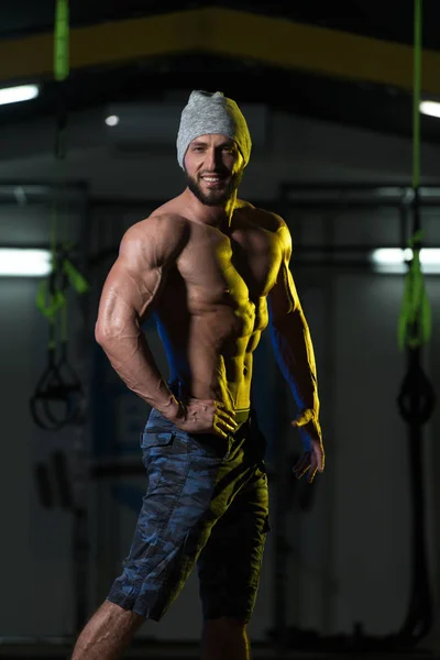 Porträt eines körperlich fitten, muskulösen Mannes — Stockfoto