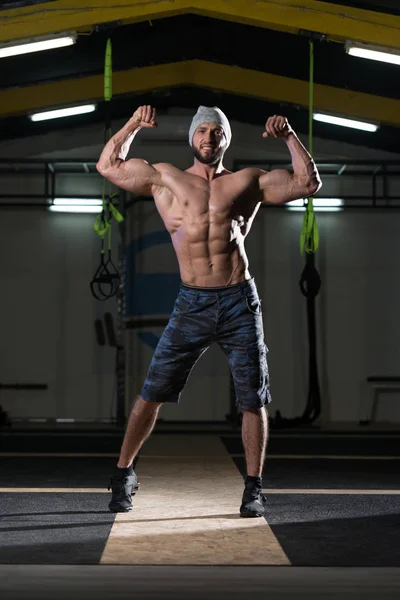 Homem bonito músculos flexores — Fotografia de Stock