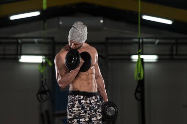 pazı dumbbells ile egzersiz vücut geliştirmeci