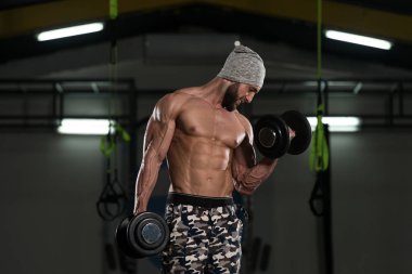 Pazı egzersiz bir spor salonunda Dumbbells ile