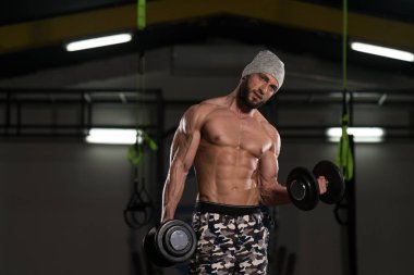 Pazı egzersiz Dumbbells ile adam
