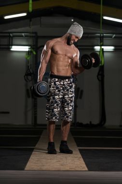 Pazı egzersiz bir spor salonunda Dumbbells ile