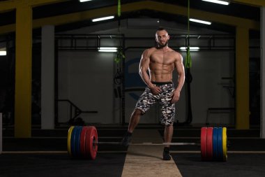 Spor Barbell ile egzersiz adam