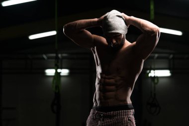 Erkek Vücut Oluşturucu vücudunu gösteren