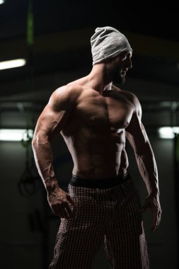 Yakışıklı kaslı adam içinde jimnastik salonu kas esneme