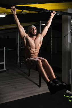 vücut geliştirmeci Pull ups en iyi sırt egzersizleri yapıyor