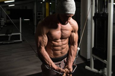 Göğüs ile kablo Crossover spor salonunda egzersiz