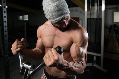 Pazı spor salonunda egzersiz adam