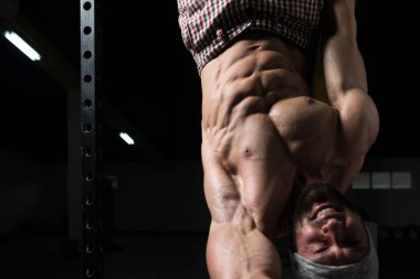 Adam bacak asılı gerçekleştirmek için Abs egzersiz yükseltir