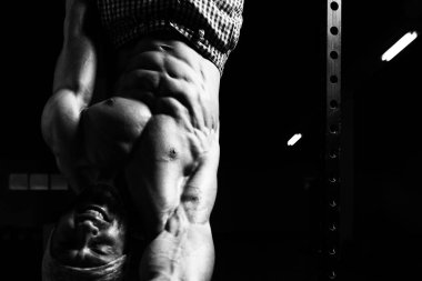 Adam bacak asılı gerçekleştirmek için Abs egzersiz yükseltir