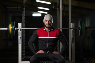 Dinlenme salonunda egzersiz sonrası kas adam