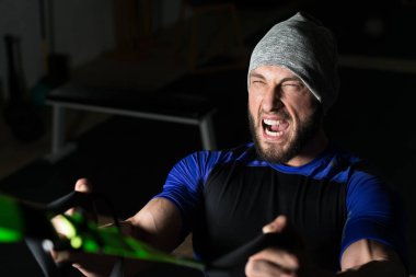 Trx Fitness askıları ile çekici bir adam eğitim