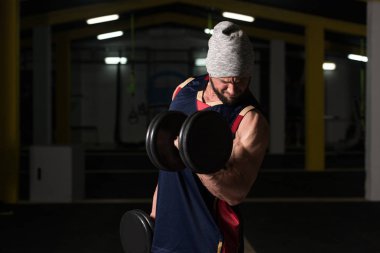 Pazı egzersiz Dumbbells ile adam