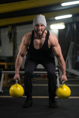 Adam su ısıtıcısı çan ile egzersiz