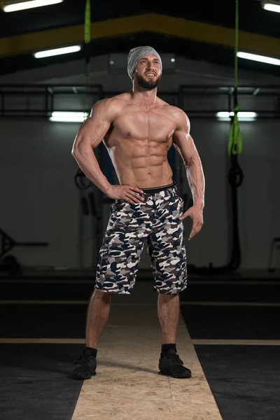 Gespierde Bodybuilder tonen zijn voorste abdominale Abs — Stockfoto