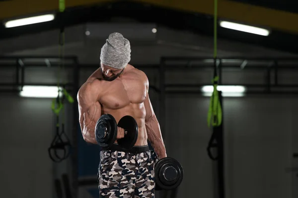 Ejercicio de bíceps con sombrillas en un gimnasio — Foto de Stock