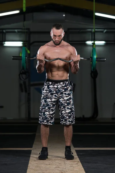 Biceps ćwiczenia ze sztangą — Zdjęcie stockowe
