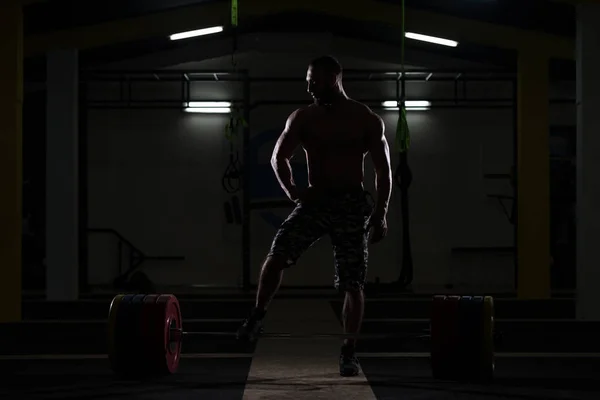 Siluet Muscular Hombre Flexing Músculos En Gimnasio —  Fotos de Stock