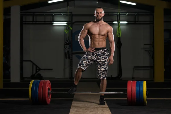 Bodybuilder beim Rückentraining mit der Langhantel im Fitnessstudio — Stockfoto