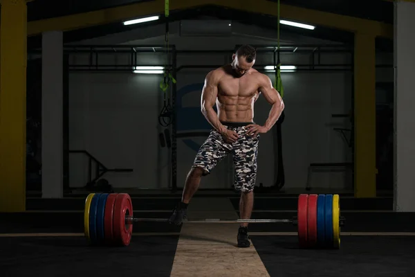 Culturista Realizando Ejercicio Espalda Con Barrera En Gimnasio —  Fotos de Stock