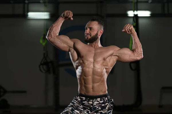 Mięśni kulturysta Wyświetlono jego przednie podwójne Biceps — Zdjęcie stockowe