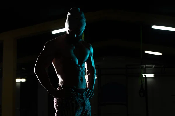 Silhouet Bodybuilder buigen spieren — Stockfoto