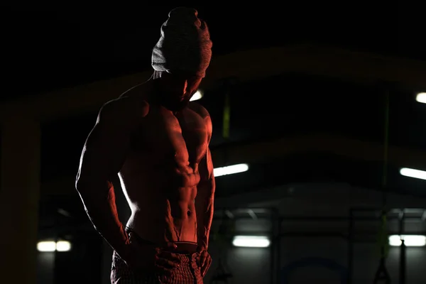 Silhouet Bodybuilder buigen spieren — Stockfoto