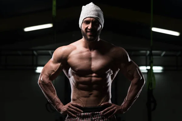 Muskulös Bodybuilder visar hans främre buken Abs — Stockfoto