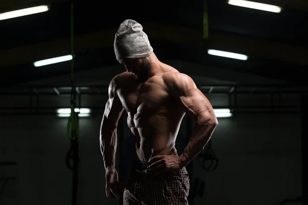 Knappe man buigen spieren — Stockfoto