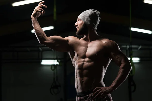 De pie fuerte en el gimnasio — Foto de Stock