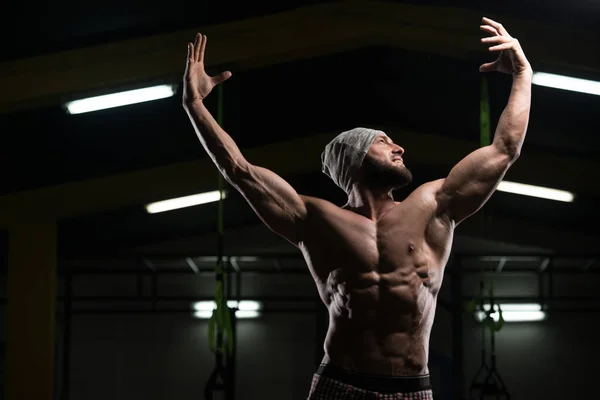 Culturista masculino mostrando su cuerpo — Foto de Stock