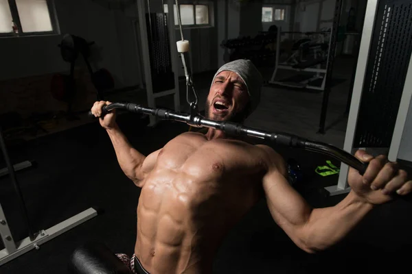 Homem muscular fazendo exercício de peso pesado para as costas — Fotografia de Stock