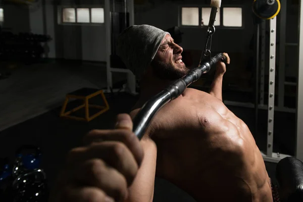 Atleta fazendo exercício de peso pesado para as costas — Fotografia de Stock