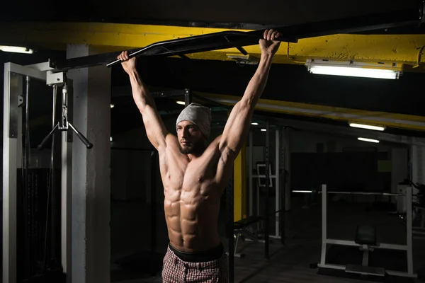 Manliga idrottare gör pull ups — Stockfoto