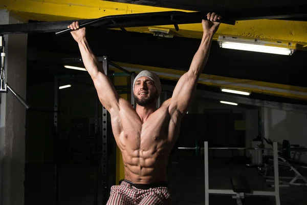 Manliga idrottare gör pull ups — Stockfoto