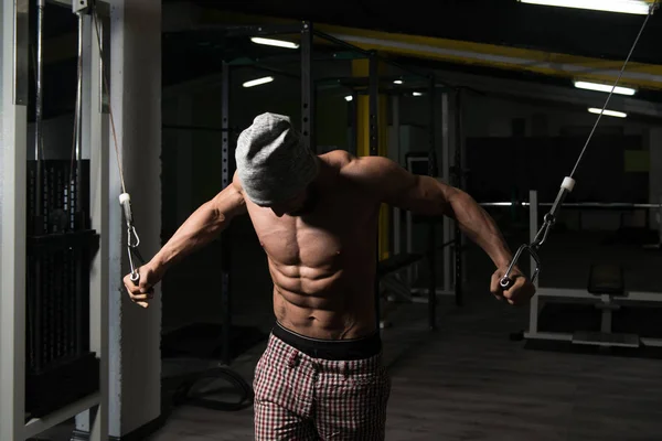 Bröstet tränar med kabel Crossover i gymmet — Stockfoto