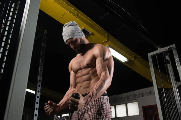 Bodybuilder uitoefening biceps — Stockfoto