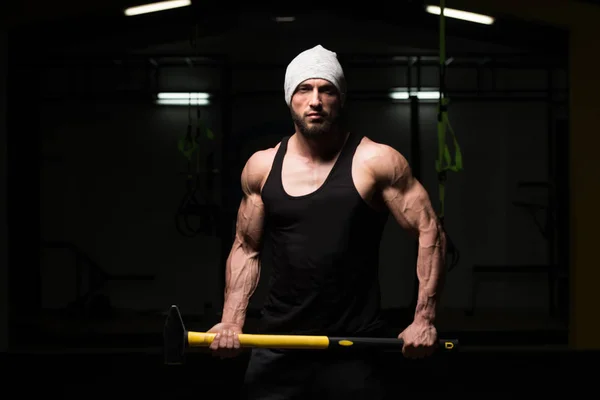 Homme avec marteau montrant son corps bien formé — Photo